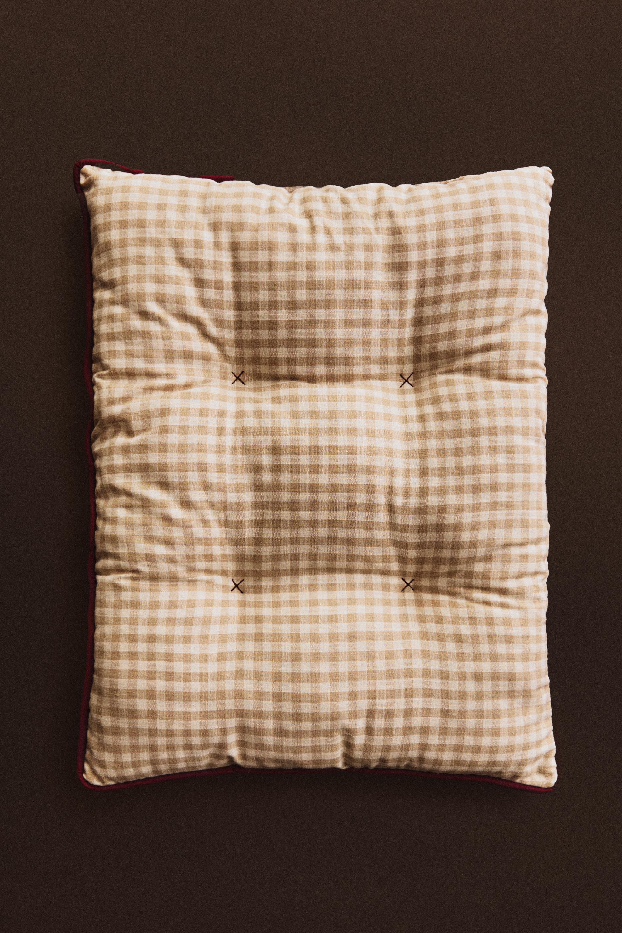 CHECKED PET FLOOR CUSHION WITH PIPING